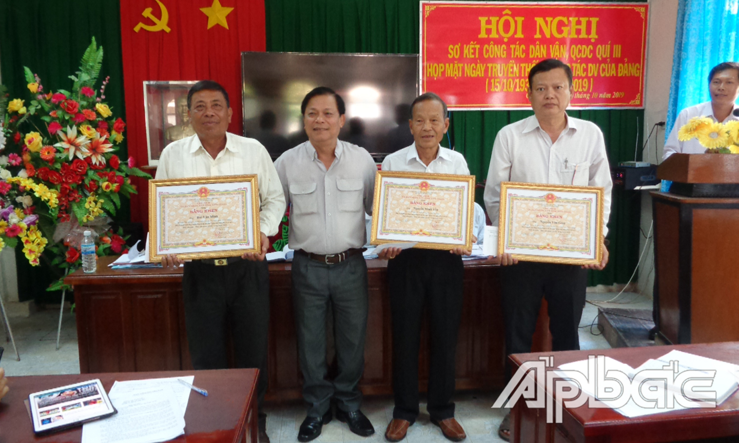 Đồng chí Minh (bìa trái) nhận Bằng khen của UBND tỉnh. 