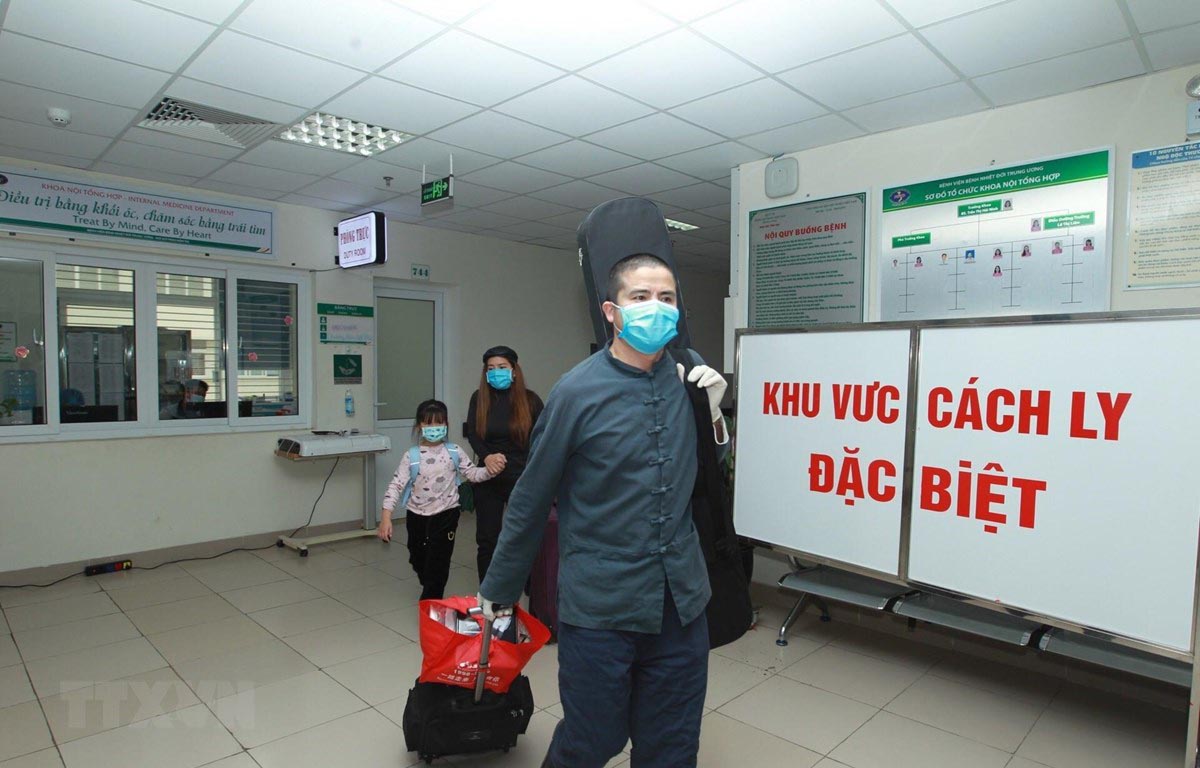 Niềm vui của một người được trở về nhà từ khu cách ly của Bệnh viện Bệnh nhiệt đới Trung ương. (Ảnh: Minh Quyết/TTXVN)