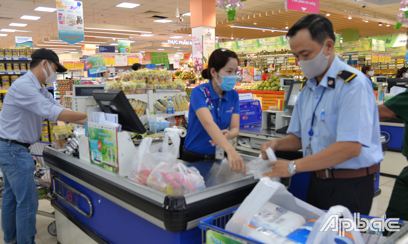 Hàng hóa dồi dào, người dân không lo thiếu hàng.