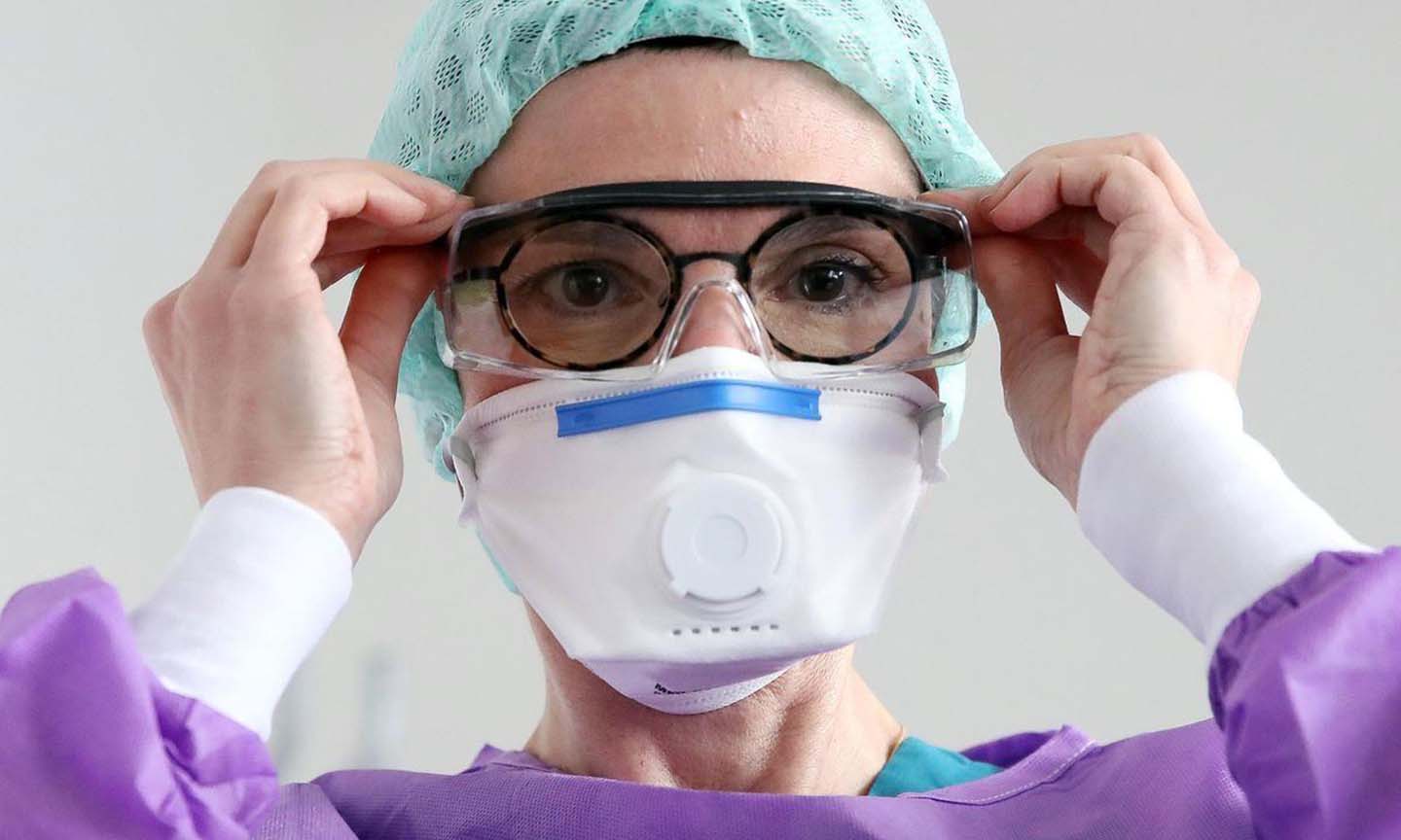 Buôn bán khẩu trang và thiết bị y tế là một trong những thủ đoạn của bọn tội phạm thời dịch COVID-19. (Nguồn: Forbes)