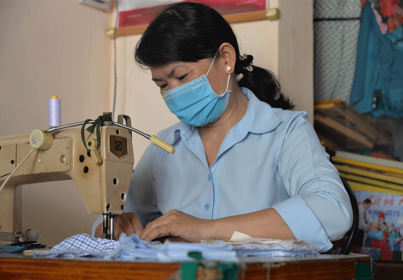 Chị Nguyễn Thị Loan đang may khẩu trang.