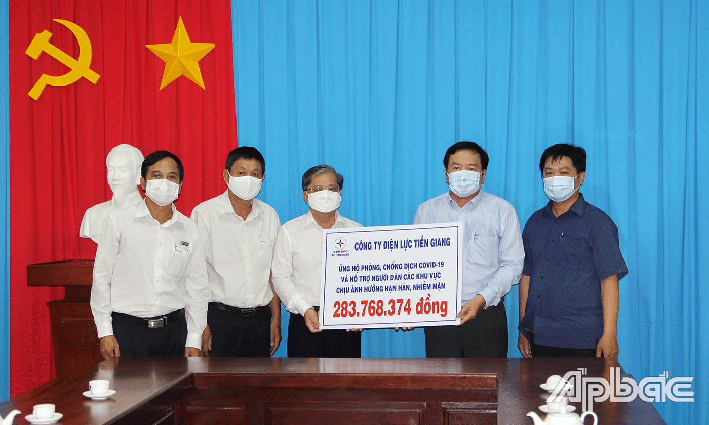 Công ty Điện lực Tiền Giang trao bảng tượng trưng ủng hộ hơn 238 triệu đồng phòng chống dịch Covid-19 và hạn, mặn.