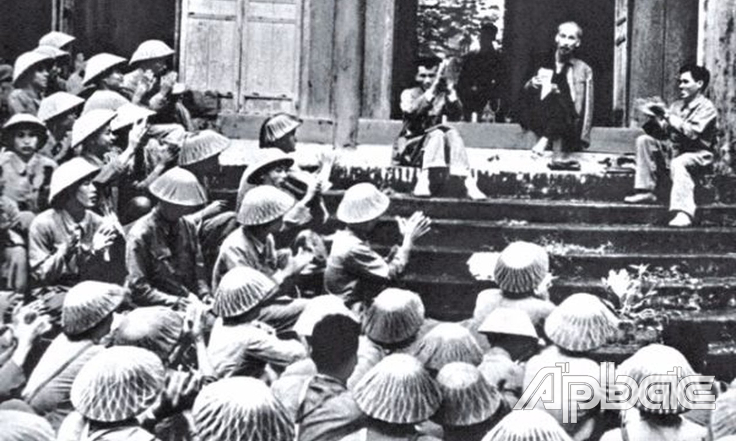 Bác Hồ nói chuyện với Đại đoàn quân Tiên Phong tại Đền Giếng vào ngày 19-9-1954.