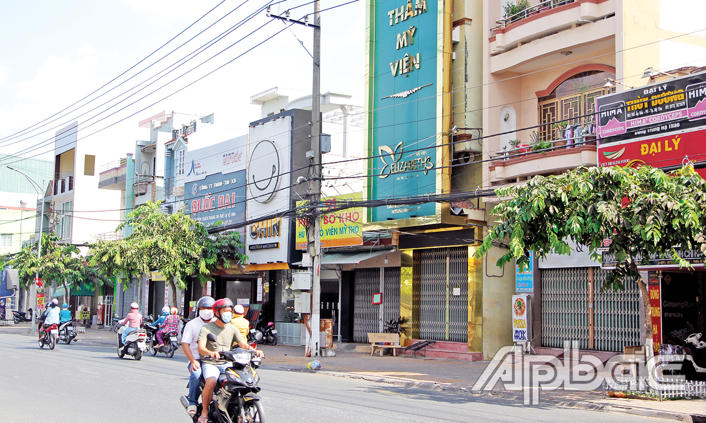 Các cơ sở làm đẹp, thẩm mỹ, điểm ăn uống nhỏ trên đường Ấp Bắc, TP. Mỹ Tho đóng cửa, treo bảng tạm dừng hoạt động. Ảnh: Văn Thảo