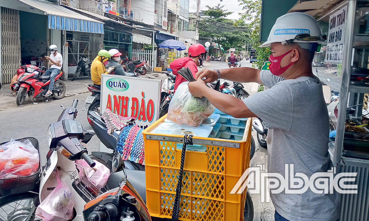 Các điểm ăn uống nhỏ áp dụng hình thức giao hàng tận nhà hoặc ưu tiên mua mang về.