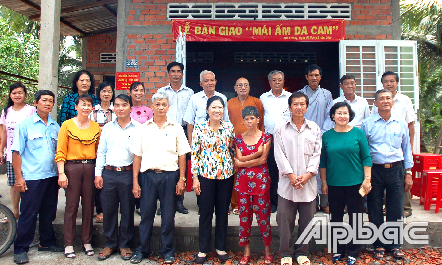 Bàn giao “Mái ấm da cam” cho bà Trương Thị Lựu, nạn nhân CĐDC  ở ấp Tân Thạnh, xã Xuân Đông, huyện Chợ Gạo.