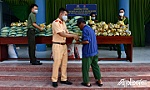 Đoàn Thanh niên Công an Tiền Giang tặng quà người có hoàn cảnh khó khăn