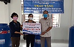 Trao tặng 100 bồn chứa nước cho người dân bị ảnh hưởng hạn, mặn