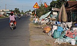 Tập kết ve chai cặp Quốc lộ 50