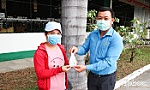 Tặng trên 11.000 chai nước rửa tay sát khuẩn cho công nhân