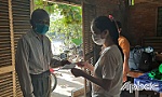 Nhiều nhà hảo tâm tặng tiền cho gia đình anh Long