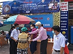 Phát gạo tự động miễn phí cho người dân Tiền Giang