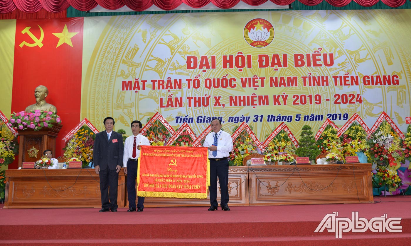 Đồng chí Nguyễn Văn Danh, Bí thư Tỉnh ủy trao bức trướng cho Uỷ ban MTTQ tỉnh tại đại hội nhiệm kỳ 2029-2024.