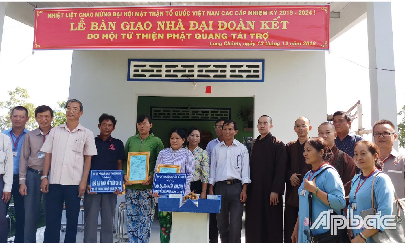 Mặt trận bàn giao nhà đại đoàn kết.