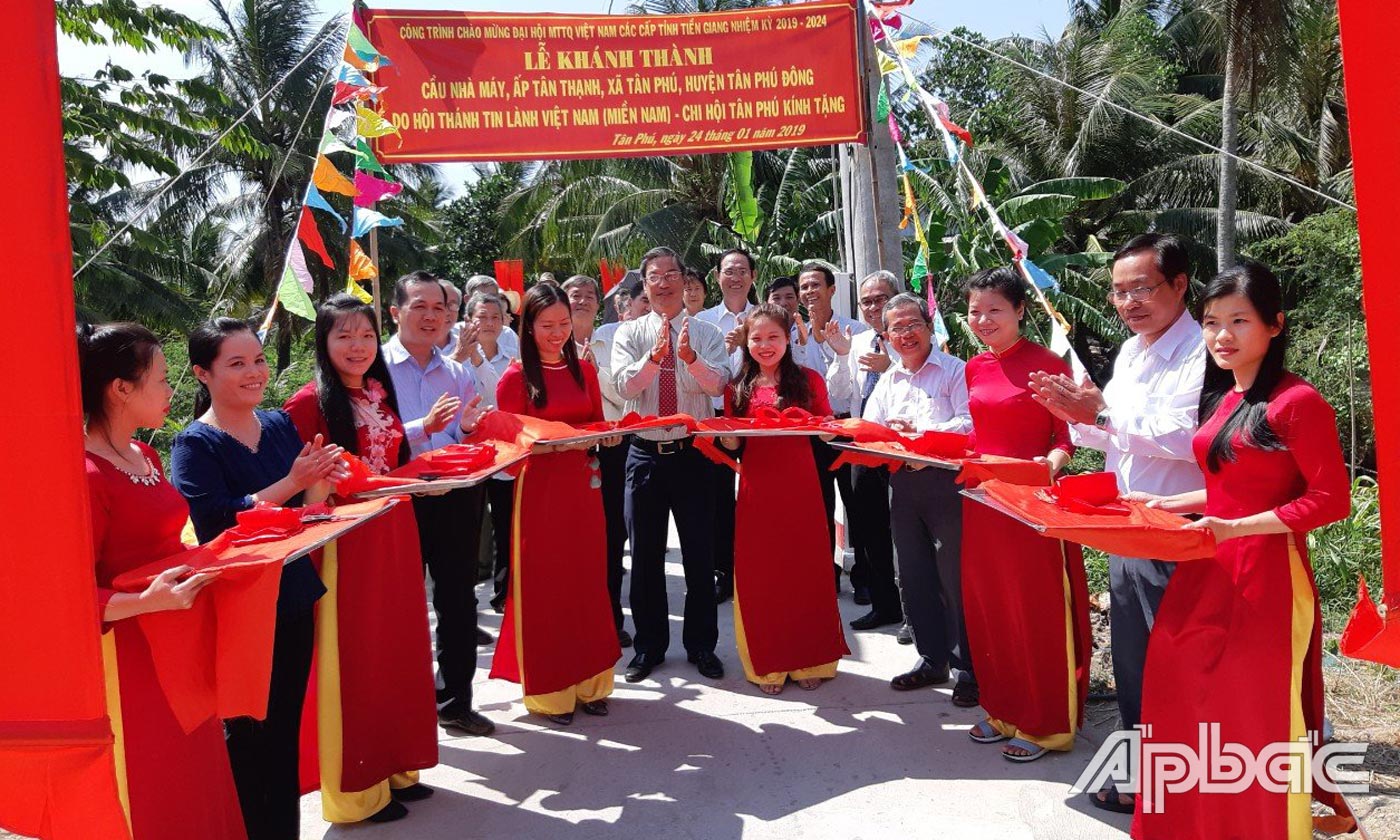 Mặt trận bàn giao cầu giao thông nông thôn.