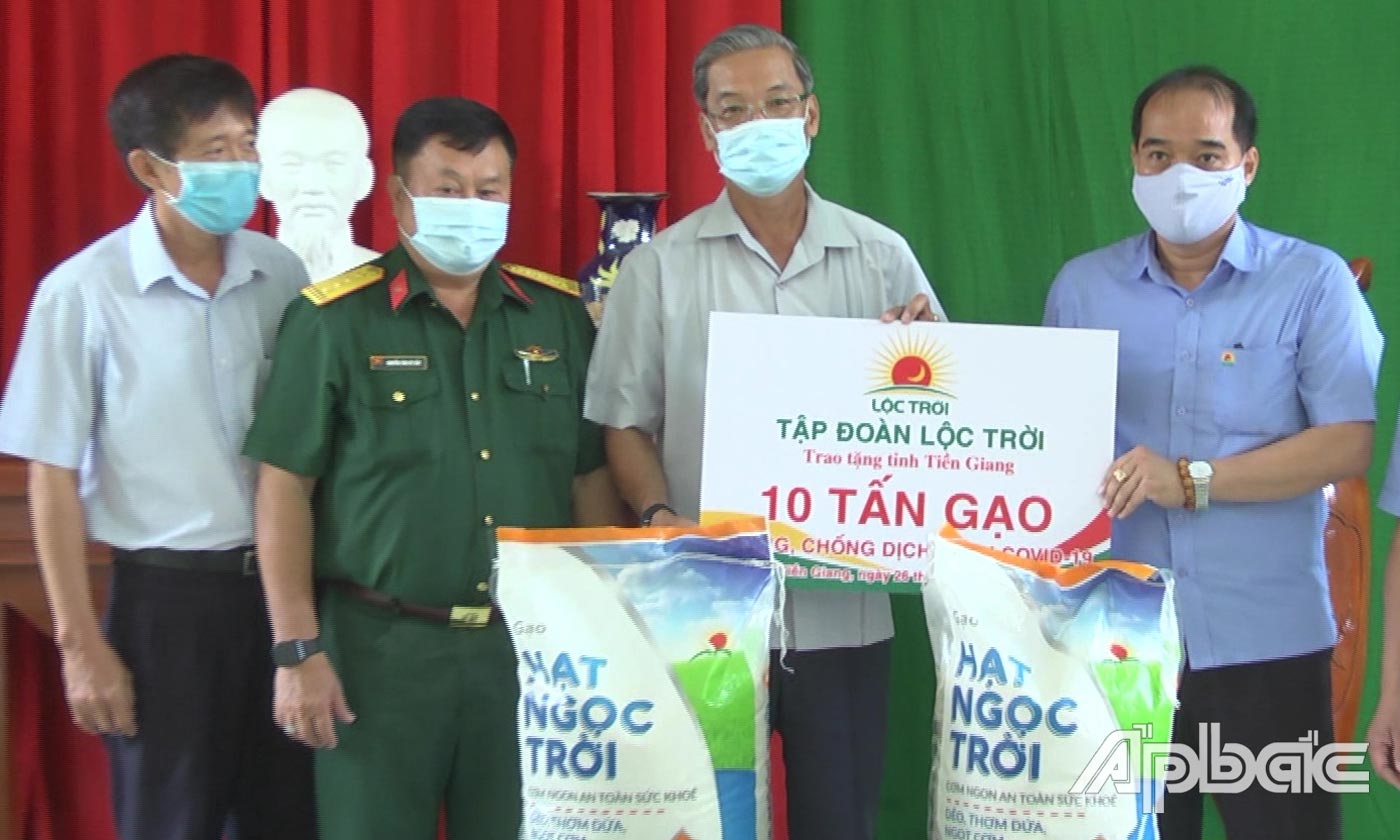 Trao tặng 10 tấn gạo cho Trường Quân sự tỉnh.