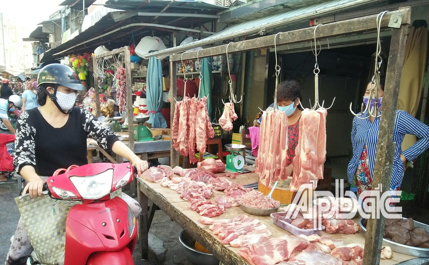 Khách hàng và người bán đều ý thức việc đeo khẩu trang để phòng dịch Covid-19