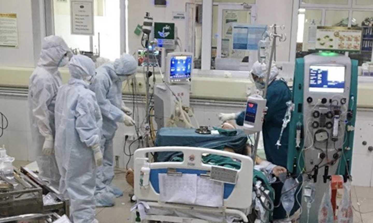 Bác sỹ thực hiện lọc máu liên tục cho bệnh nhân COVID-19 nặng tại Bệnh viện Bệnh nhiệt đới Trung ương cơ sở 2. (Ảnh: TTXVN phát)