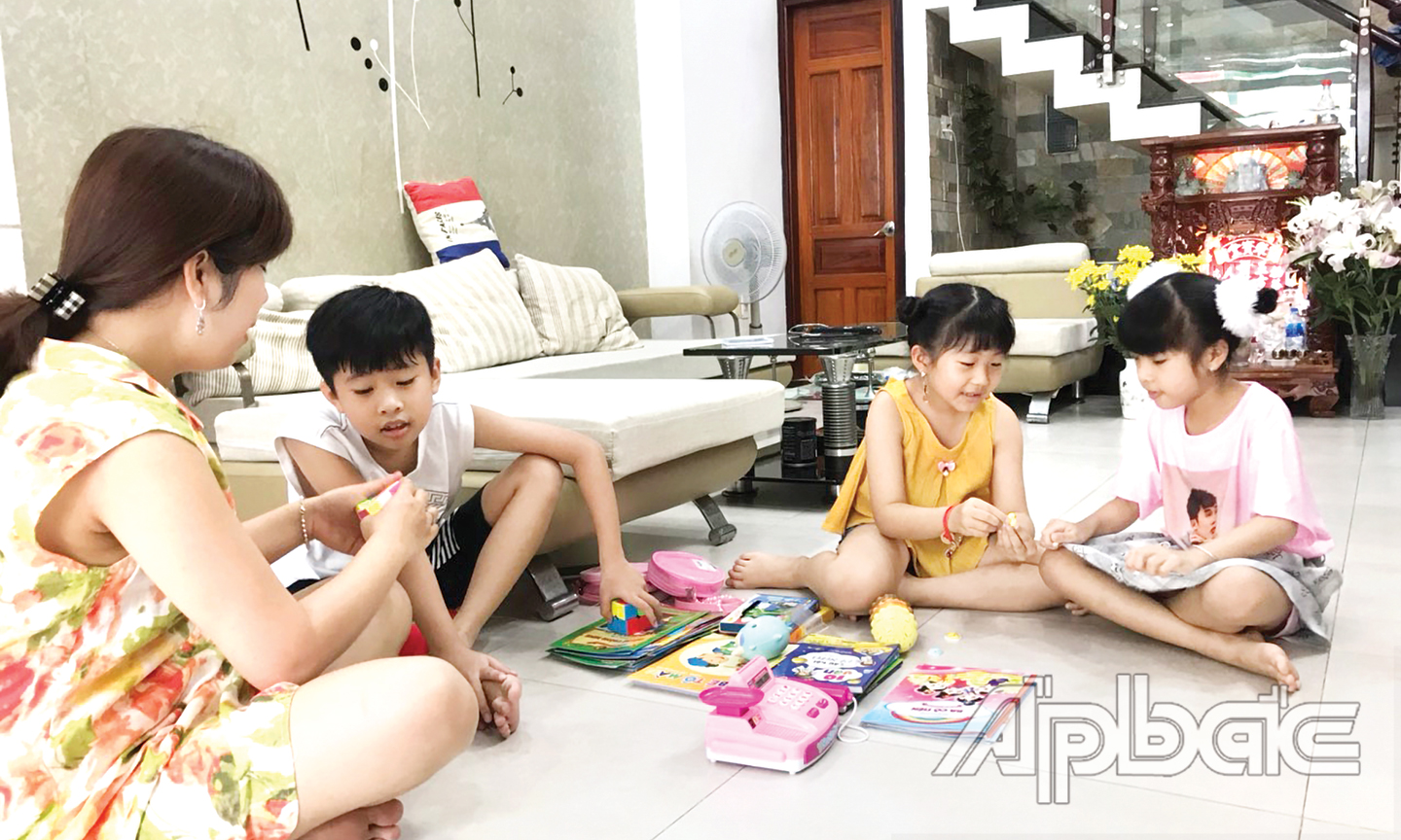 Chơi với con, giúp con học tập trong thời điểm nghỉ tránh dịch bệnh Covid-19 là hết sức cần thiết. 
