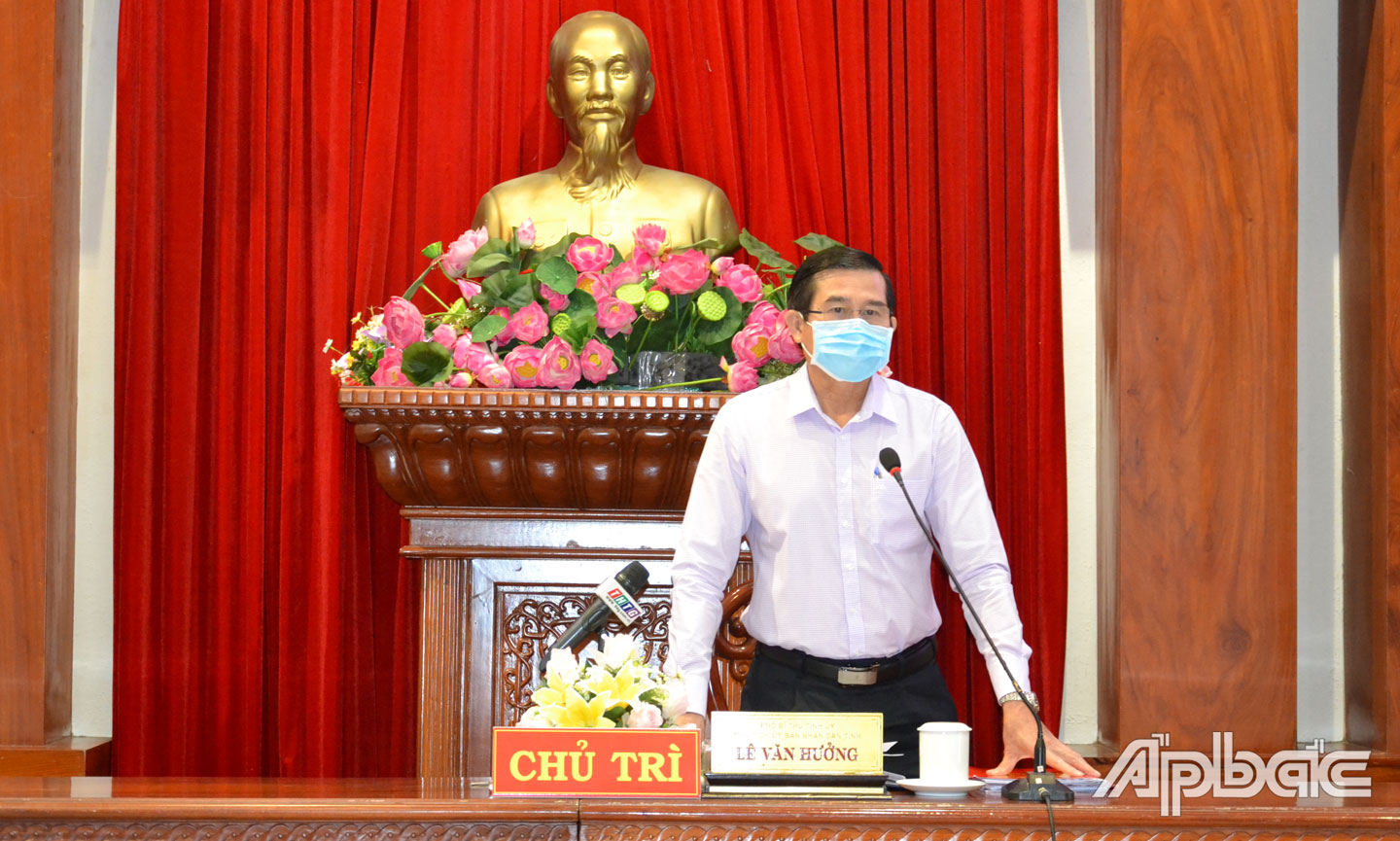 Chủ tịch UBND tỉnh Lê Văn Hưởng phát biểu tại phiên họp.