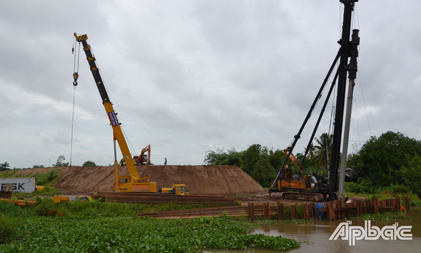 Trên công trường đường cao tốc Trung Lương - Mỹ Thuận.