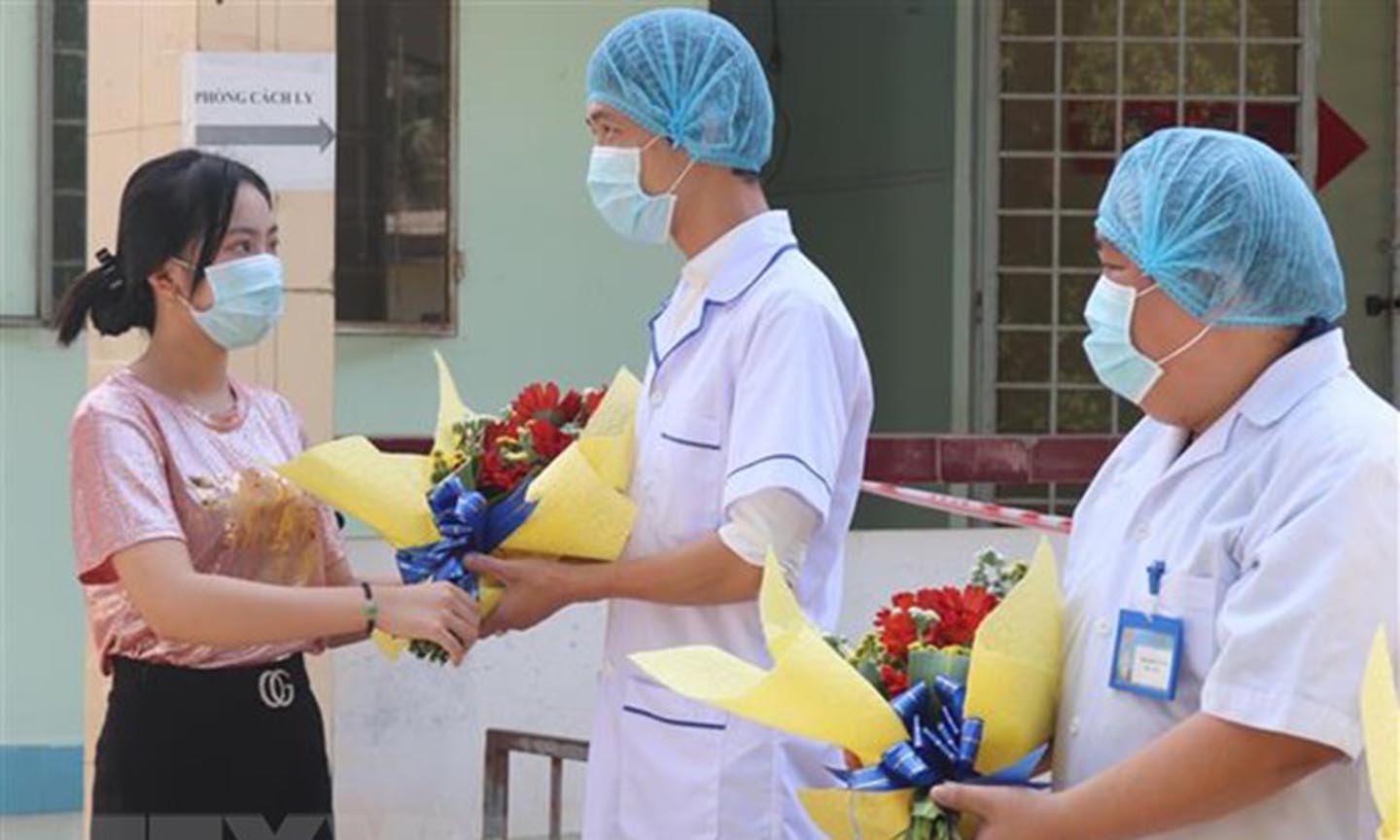 Bác sỹ chúc mừng bệnh nhân 123 đã khỏi bệnh. (Ảnh: Huỳnh Phúc Hậu/TTXVN)