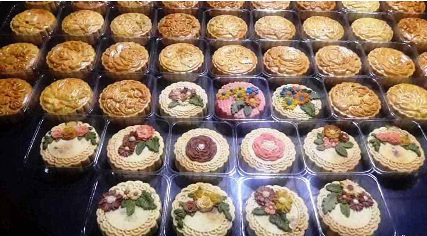 Chị Huỳnh Thu Nguyệt tranh thủ thời gian cách ly làm những món bánh để gia đình thưởng thức