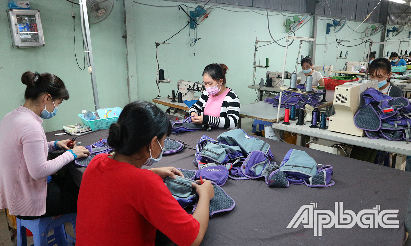 Công nhân của các doanh nghiệp mang khẩu trang làm việc để phòng, chống dịch Covid-19.