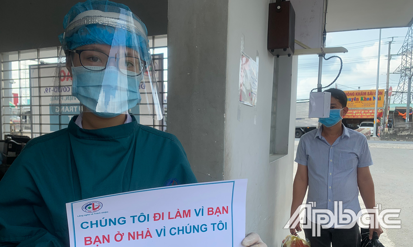 Máy đo thân nhiệt tự động được đặt tại cổng ra vào bệnh viện.