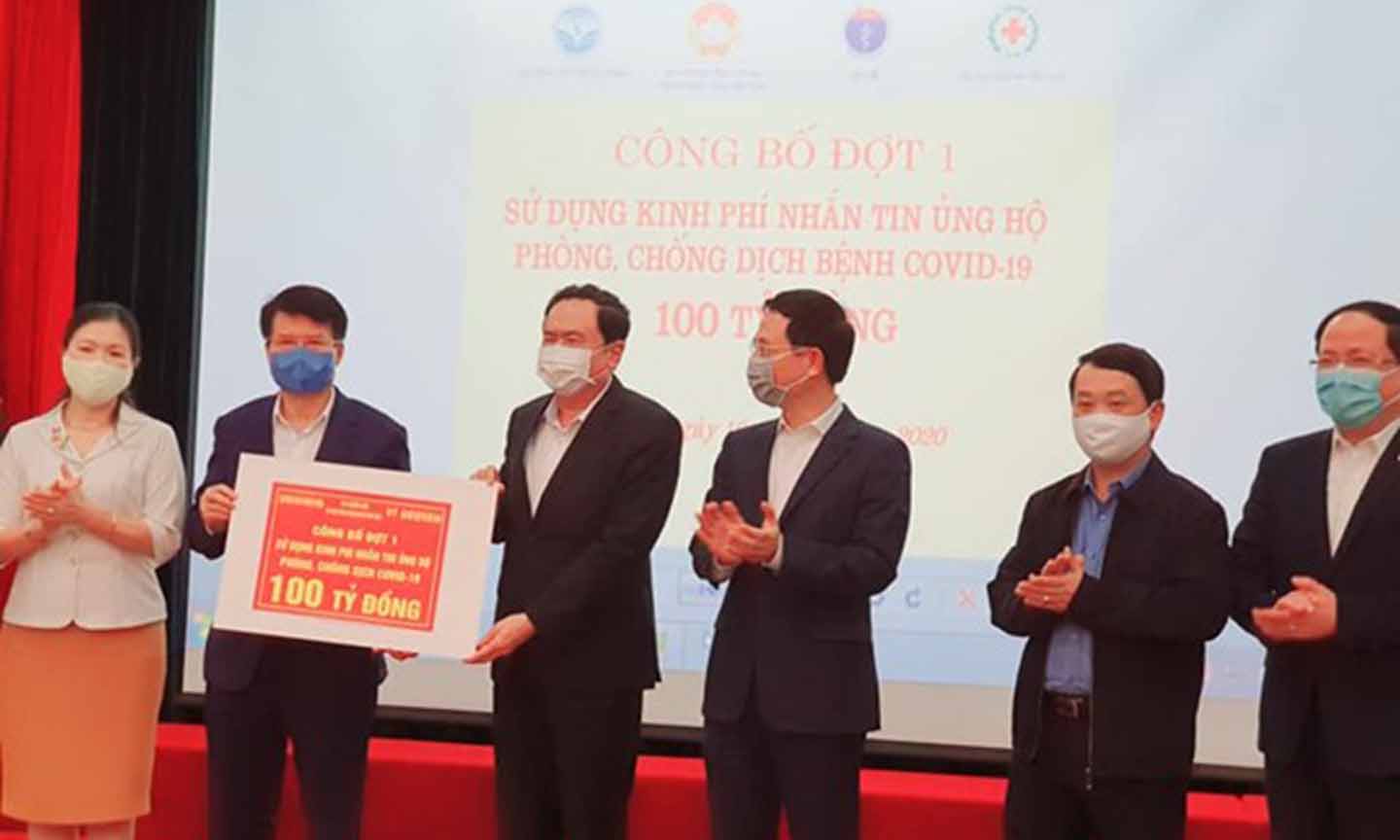 Các đơn vị trao, nhận và công bố (đợt 1) sử dụng kinh phí 100 tỷ đồng từ nguồn nhắn tin ủng hộ phòng, chống dịch bệnh COVID-19. (Ảnh: PV/Vietnam+)
