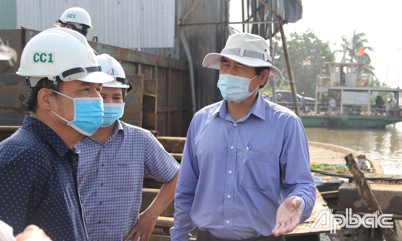 Đồng chí Lê Văn Hưởng (bìa phải) kiểm tra tiến độ xây dựng cầu Ngũ Hiệp (huyện Cai Lậy).