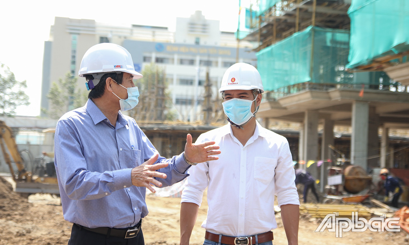 Chủ tịch UBND tỉnh kiểm tra công tác phòng, chống dịch bệnh Covid -19 tại công trường Vincom Plaza Mỹ Tho.
