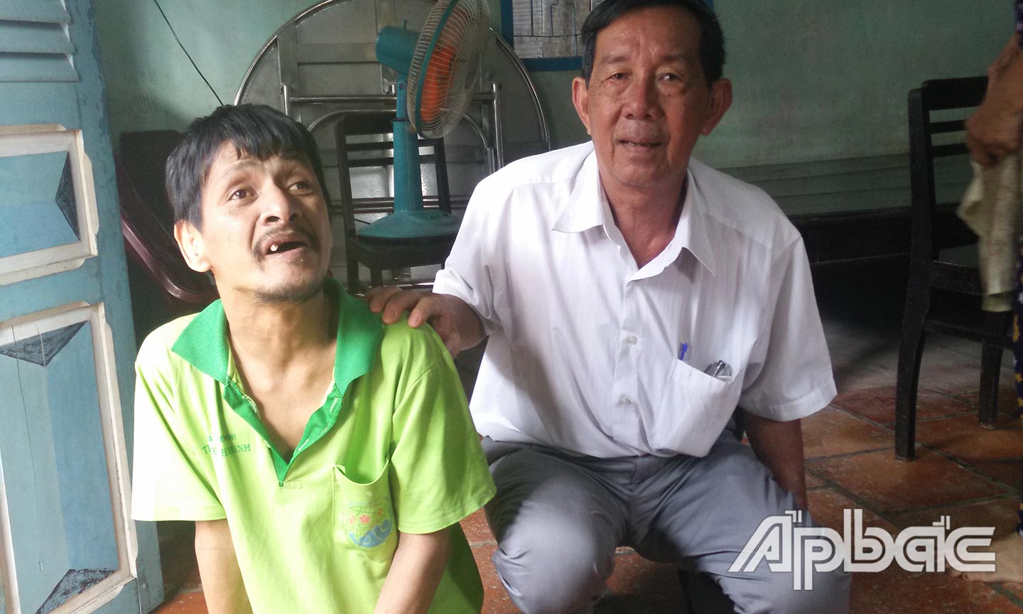 Chủ tịch Hội NN CĐDC/D xã  Dương Quốc Thanh thăm hỏi nạn nhân ở ấp 3.