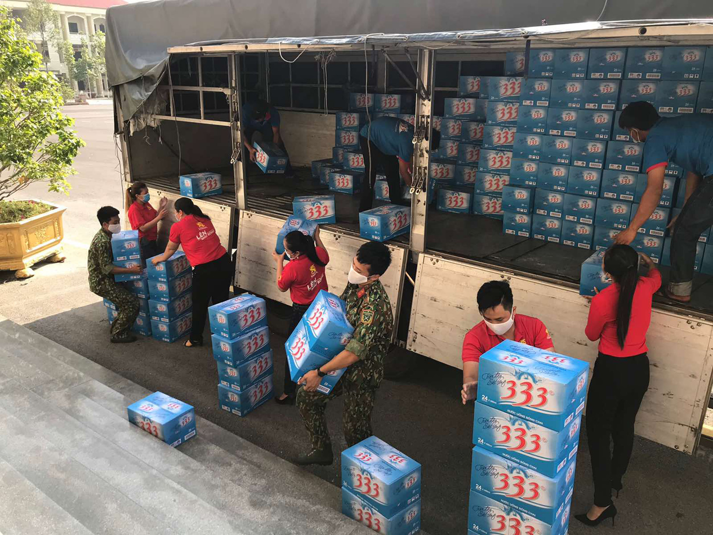Nước suối được vận chuyển vào khu cách ly ở Trường Quân sự Bộ chỉ huy QS tỉnh Tiền Giang, xã Long Định, huyện Châu Thành, Tỉnh Tiền Giang