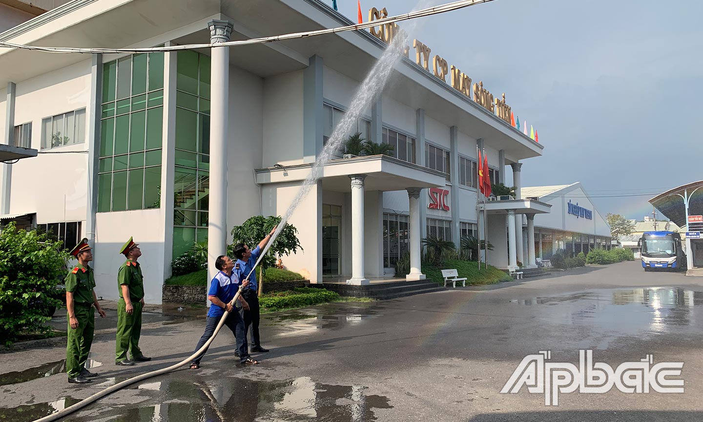 Thực tập phương án chữa cháy. 	Ảnh: THÀNH PHONG