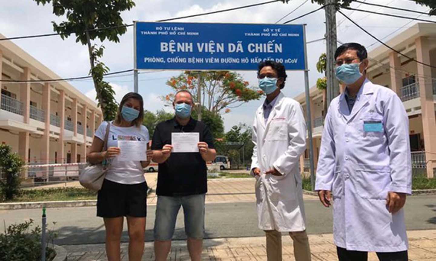Hai bệnh nhân được điều trị khỏi Covid-19 xuất viện tại Bệnh viện bệnh lý hô hấp cấp tính Củ Chi trong sáng 18-4. Ảnh: TTXVN