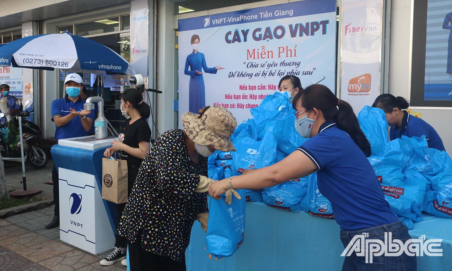 Người dân đến nhận gạo miễn phí tại cây “ATM” gạo miễn phí ở đường Lê Lợi, TP. Mỹ Tho.