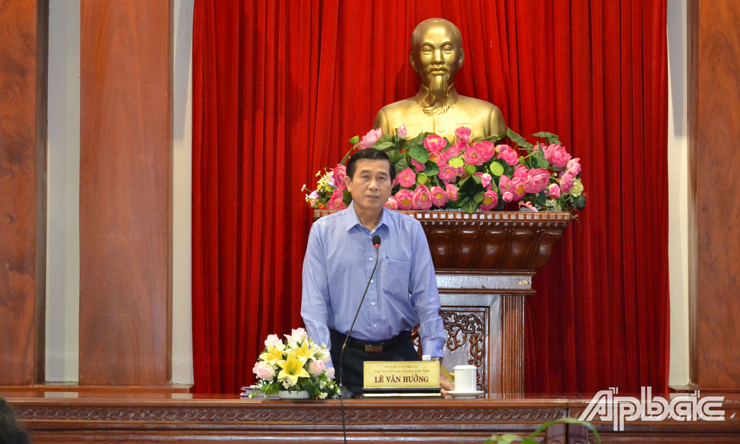 Chủ tịch UBND tỉnh Lê Văn Hưởng phát biểu tại hội nghị.