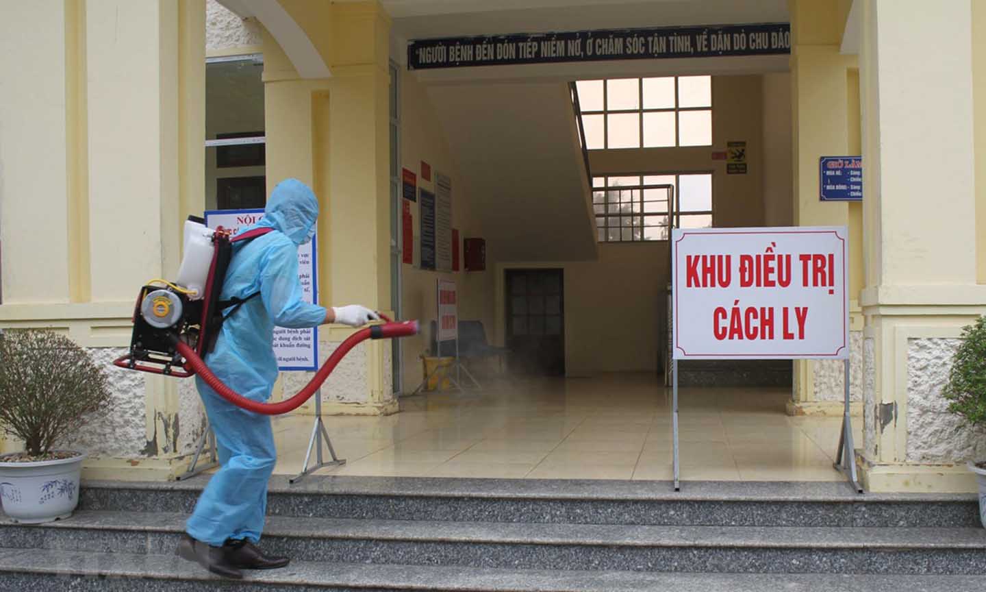 Khử trùng tại khu vực điều trị cho bệnh nhân COVID-19. (Ảnh: Hải Yến/TTXVN)