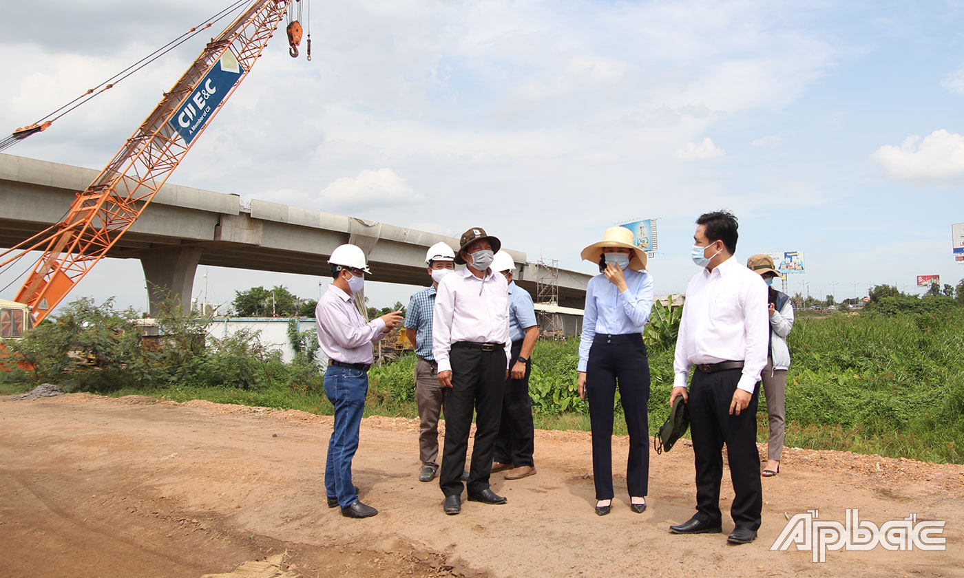 Lãnh đạo UBND tỉnh kiểm tra tại hạng mục nút giao Thân Cửu Nghĩa (thuộc gói thầu XL-04)
