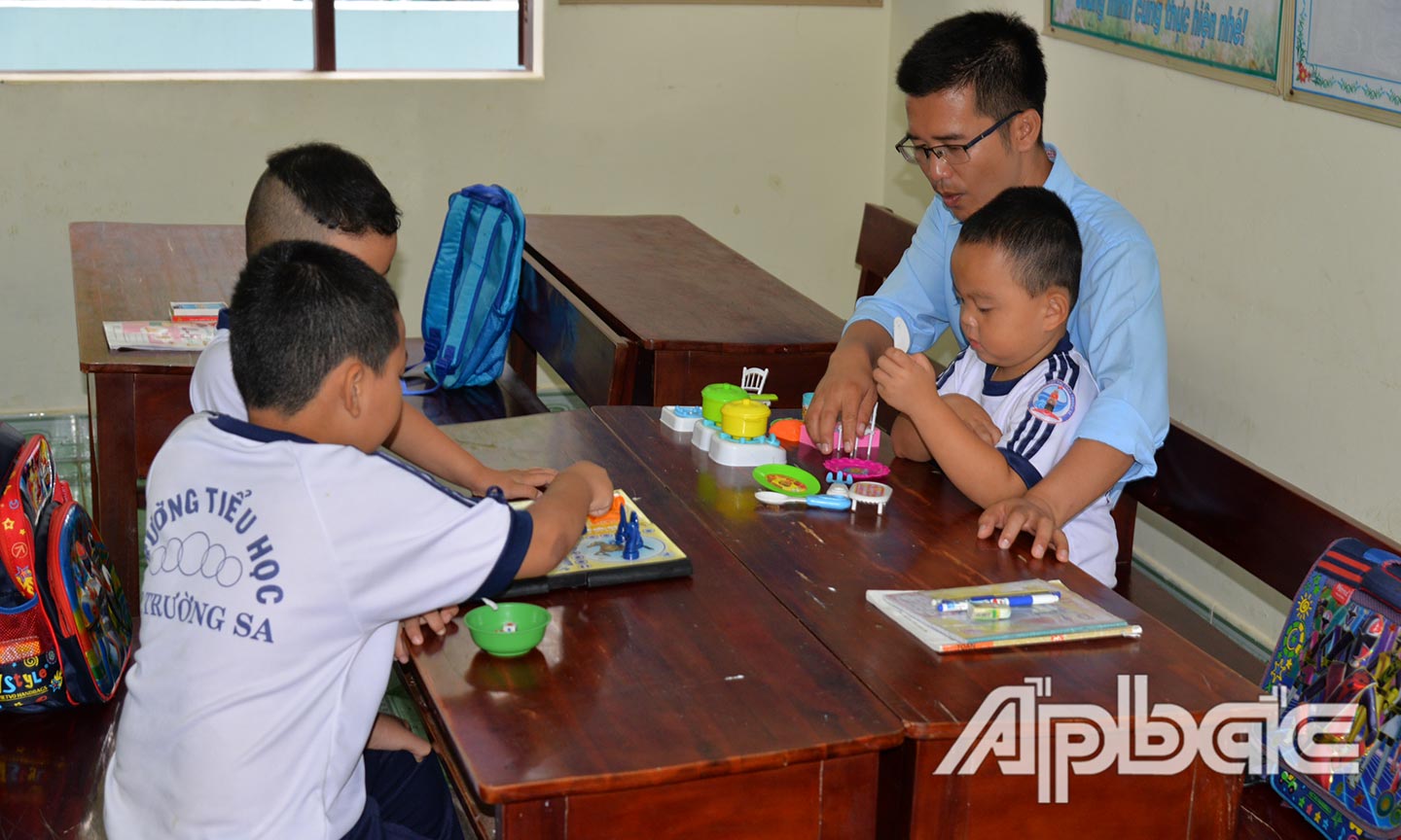 Lớp học đặc biệt ở đảo Trường Sa do thầy Tình giảng dạy.