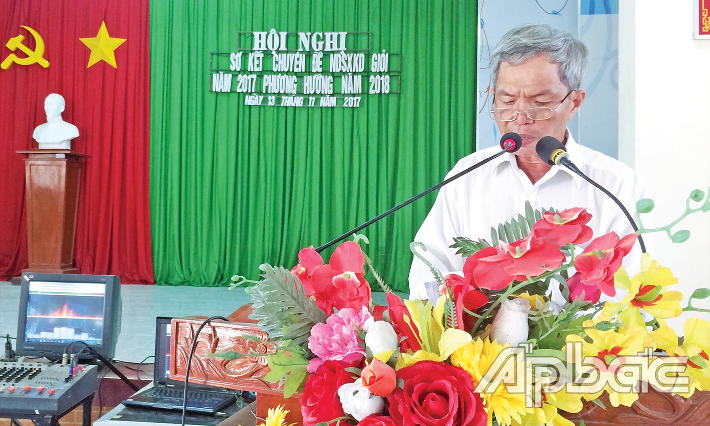 Ông Thanh báo cáo điển hình tại Hội nghị chuyên đề nông dân sản xuất, kinh doanh giỏi  xã Phú Kiết năm 2017.