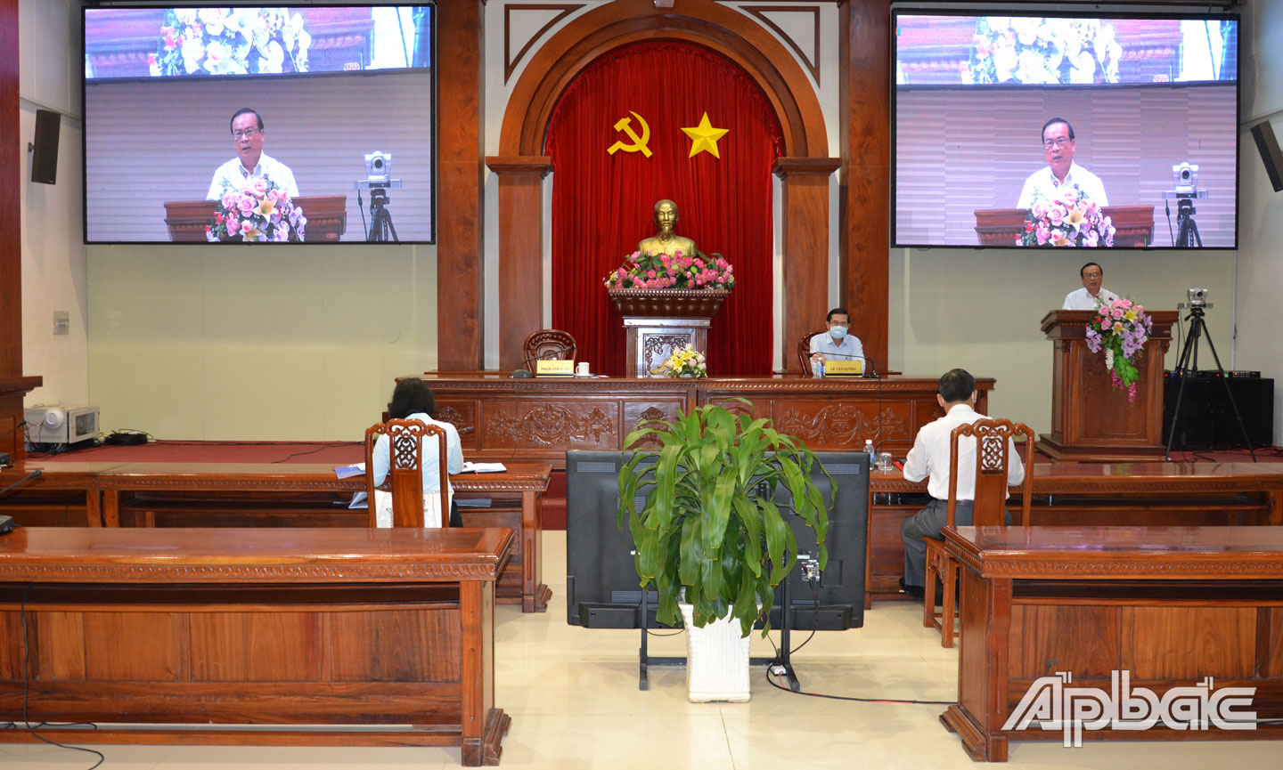 Phó Chủ tịch UBND tỉnh Phạm Anh Tuấn phát biểu tại hội nghị.