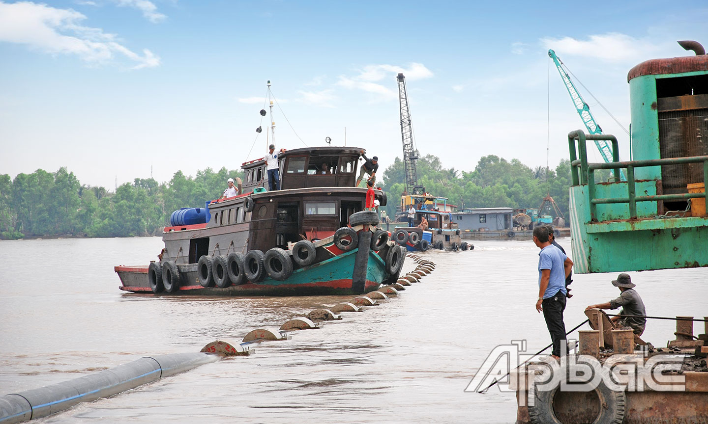 Đưa nước ngọt về huyện Tân Phú Đông.                           			Ảnh: HẠNH NGA