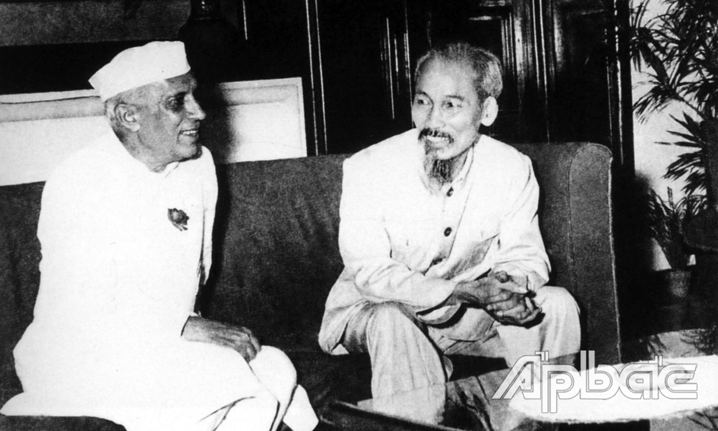Chủ tịch Hồ Chí Minh tiếp chuyện với Thủ tướng Ấn Độ Nêru,  vị nguyên thủ nước ngoài đầu tiên đến Việt Nam  sau Cách mạng Tháng 8 năm 1945. 