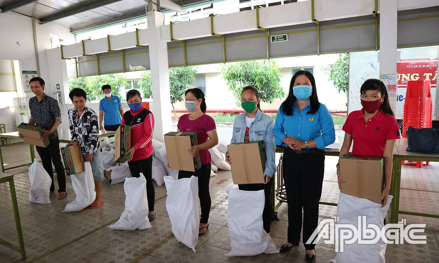 CĐ Các khu công nghiệp tỉnh trao tặng quà cho CNLĐ gặp khó khăn do ảnh hưởng của dịch bệnh Covid-19.