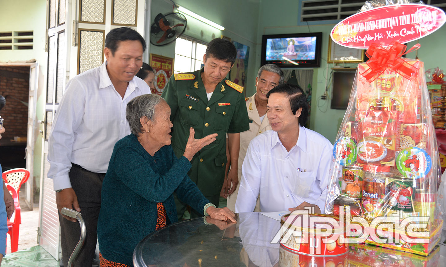 Đồng chí Nguyễn Văn Danh, Ủy viên BCH Trung ương Đảng, Bí thư Tỉnh ủy, Chủ tịch HĐND tỉnh thăm, tặng quà đối tượng chính sách nhân dịp Tết Nguyên đán Canh Tý 2020.                        Ảnh: THỦY HÀ