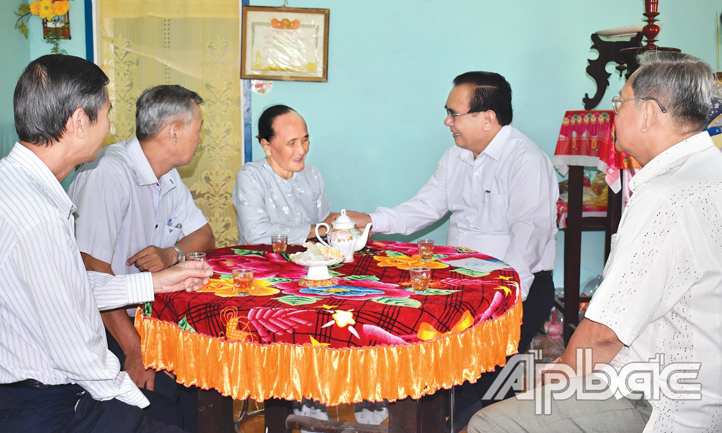 Đồng chí Võ Văn Bình, Phó Bí thư Thường trực Tỉnh ủy, Trưởng đoàn Đại biểu Quốc hội đơn vị tỉnh Tiền Giang thăm, tặng quà tết cho gia đình chính sách.