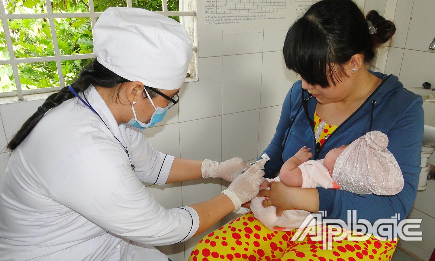 Tiêm chủng đầy đủ, đúng lịch là việc người lớn cần làm để bảo vệ con em khỏi bệnh truyền nhiễm.