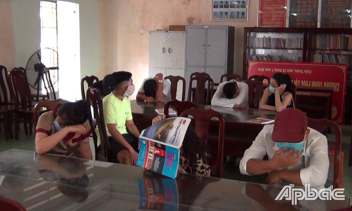 Các thanh thiếu niên tại cơ quan Công an.